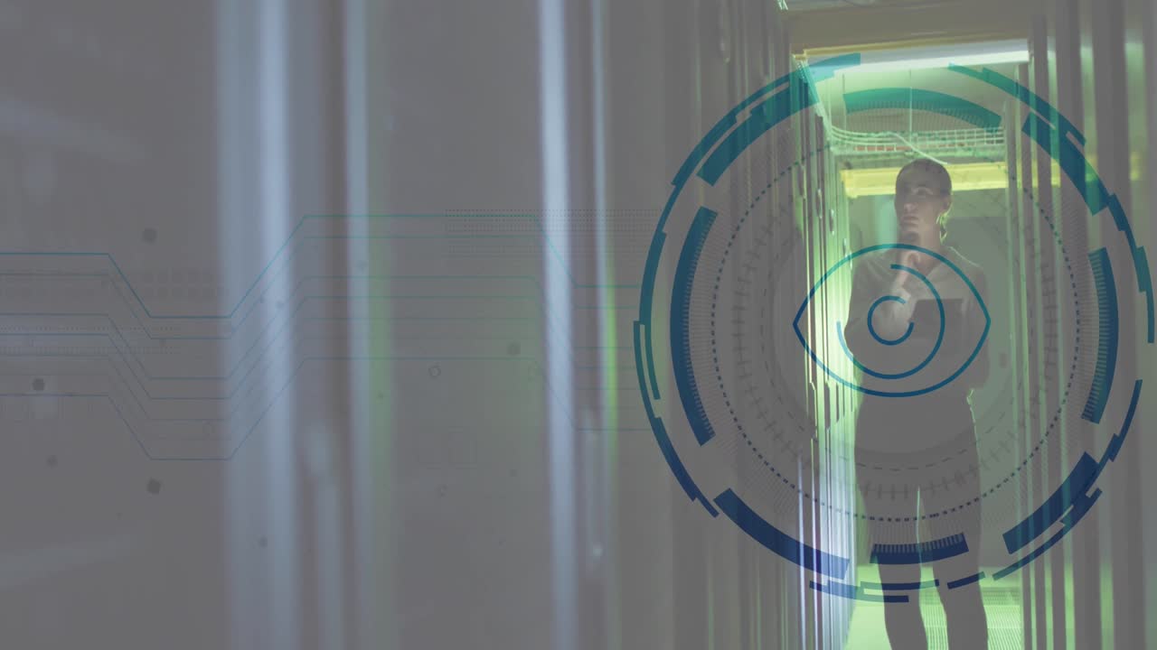 animación del procesamiento de datos sobre una trabajadora caucásica en la sala de servidores