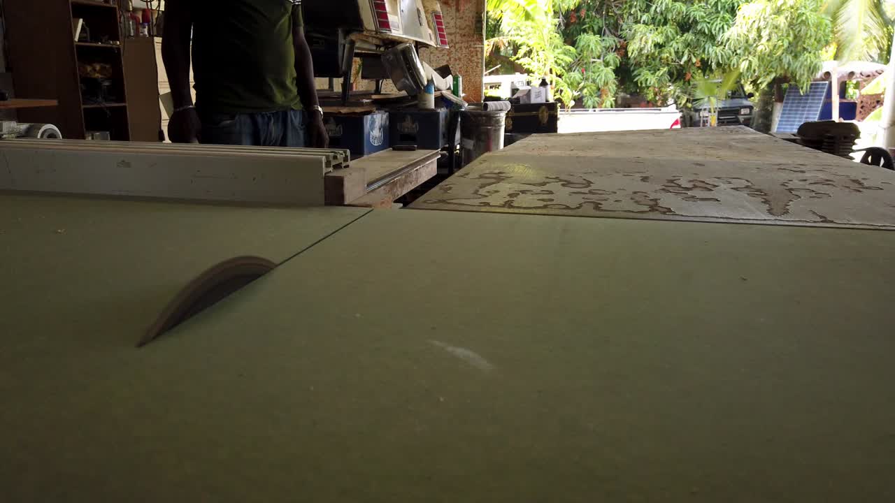 en el multiplex de corte de carpintería para poder construir un banch, droar, closet, table