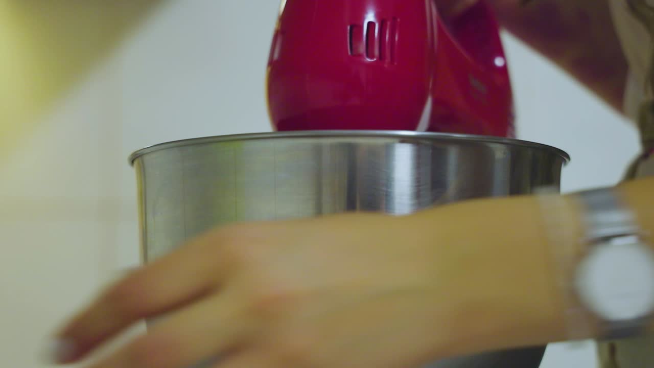 mujer vertiendo leche y mezclando crema