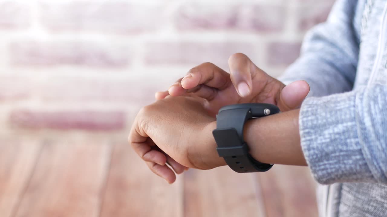 Persona che usa uno smartwatch