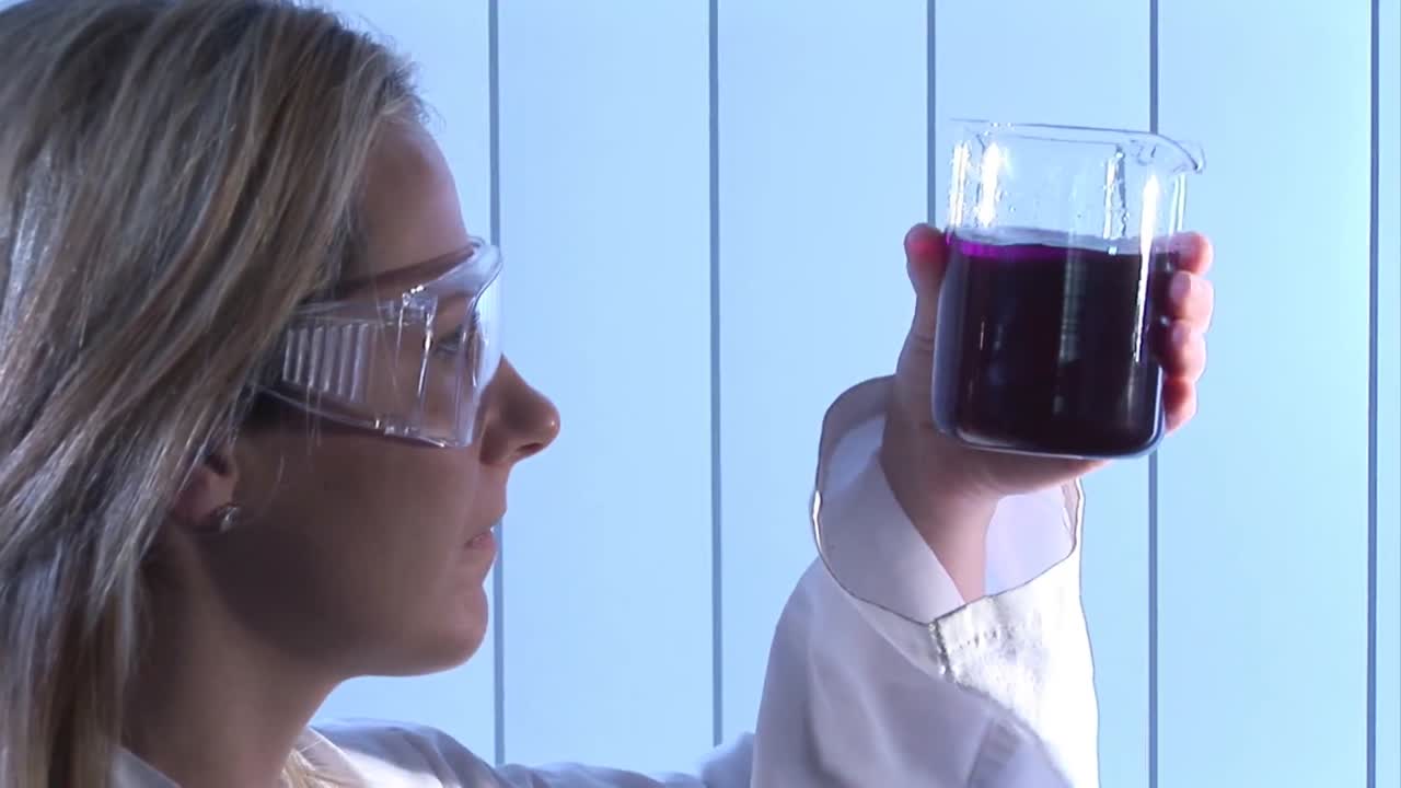 стоковое видео биохимика