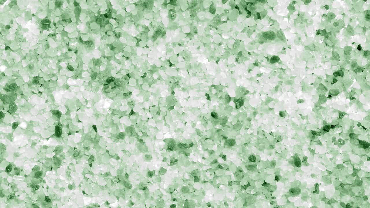 물은 녹색 광물 위에 물 표면에 반지를 만드는 물방울입니다.