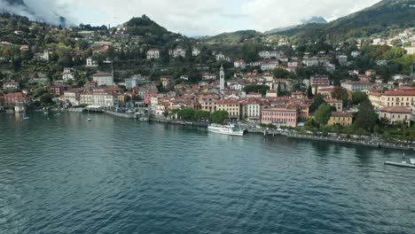 aéreo: el ferry espera a los pasajeros para abordar en menaggio en el lago como