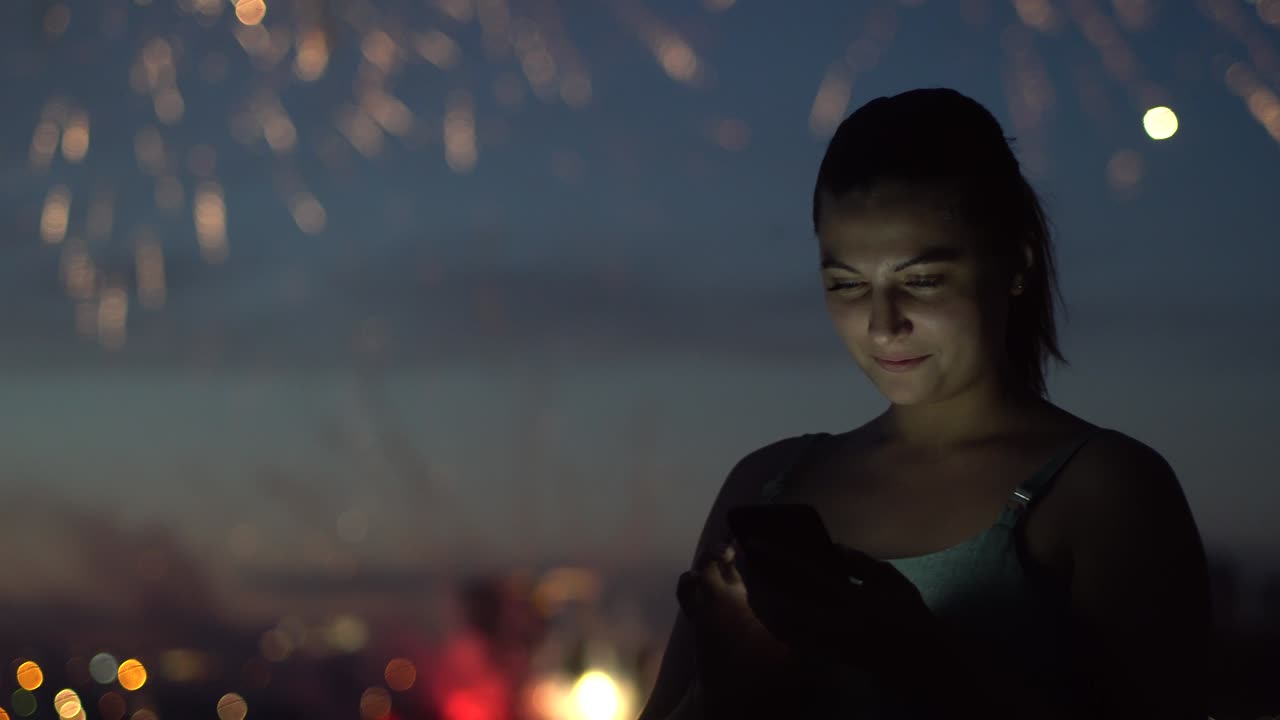 スマートフォンを使って花火の背景に