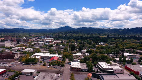 vista pintoresca con estructuras modernas bajo nubes durante el verano en eugene, ciudad de oregon