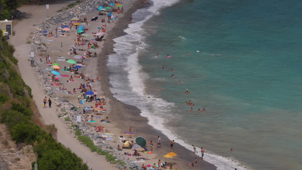 gente relajándose en la playa italiana vista desde un ángulo alto, liguria en italia