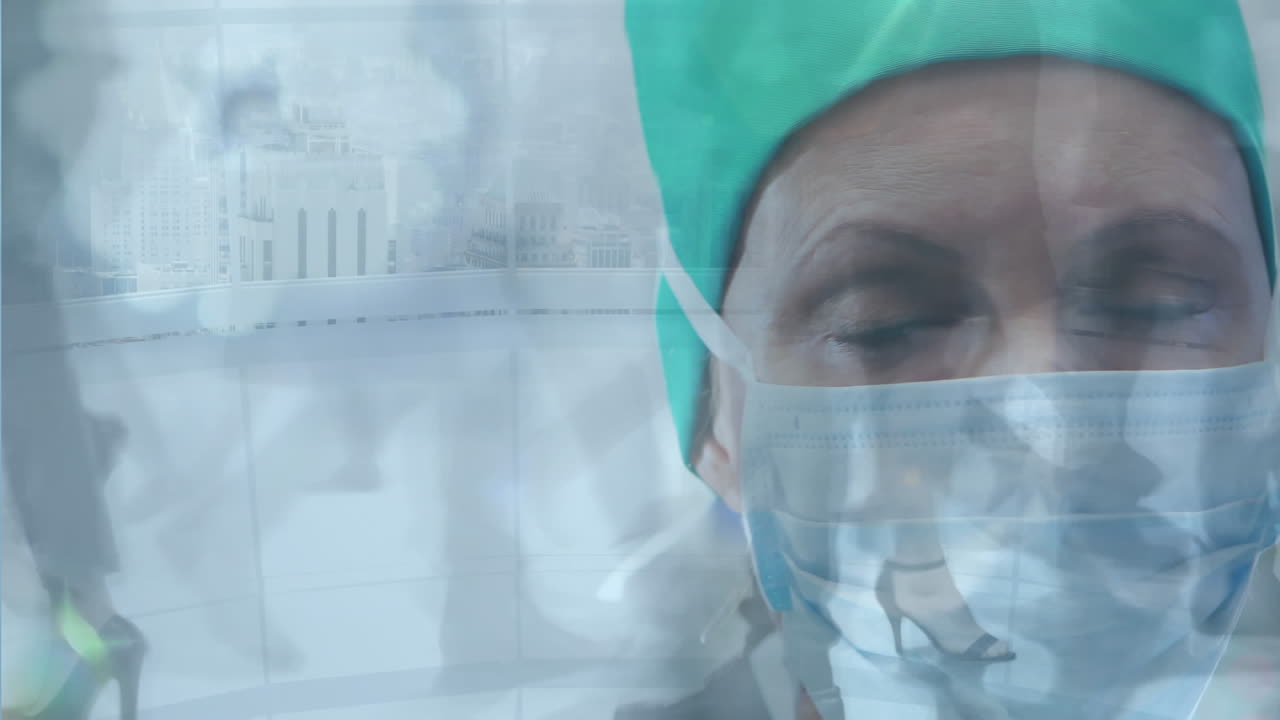 Animazione di un medico che indossa una mascherina, con persone in strada sullo sfondo.