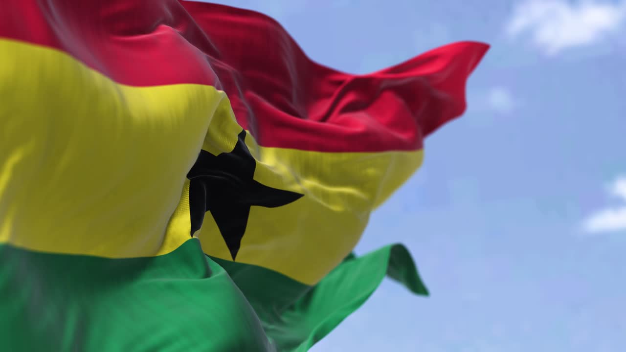 Dettaglio della bandiera nazionale del Ghana che sventola al vento in una giornata limpida