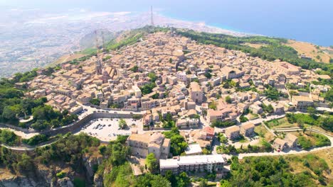 Toma-Aérea-Amplia-De-La-Pequeña-Ciudad-De-Erice-En-Sicilia-Durante-El-Tiempo-Soleado.