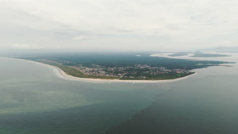 Vista-Aérea-Del-Paisaje-De-La-Costa-En-El-Mar-Atlántico,-Comunidad-De-Pontal-Do-Sul,-Bahía-De-Paranagua,-Paraná,-Brasil,-Drone-4k