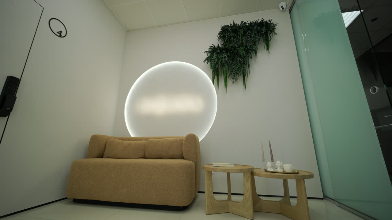 Modernt tomt väntrum med soffa och minimalistisk inredning