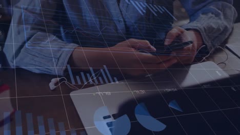 animación del procesamiento de datos estadísticos contra la sección media de una mujer que usa un teléfono inteligente en la oficina