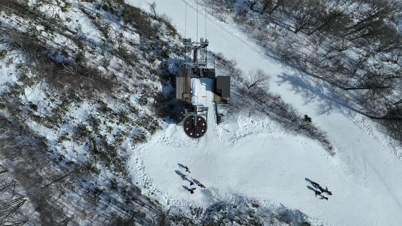 disparo de arriba hacia abajo de la silla de elevación en la cumbre de la montaña