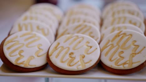 sr. y sra. galletas bonitas en el buffet de postres de la boda, primer plano.