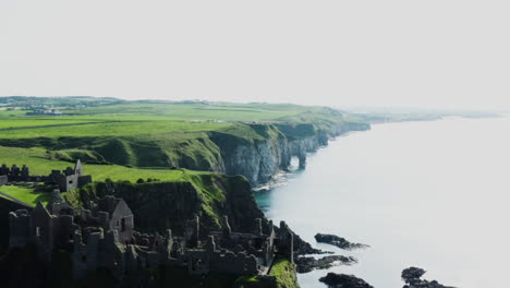 Neigen-Sie-An-Einem-Hellen-Tag-Die-Aufnahme-Des-Schlosses-Dunluce-In-Nordirland