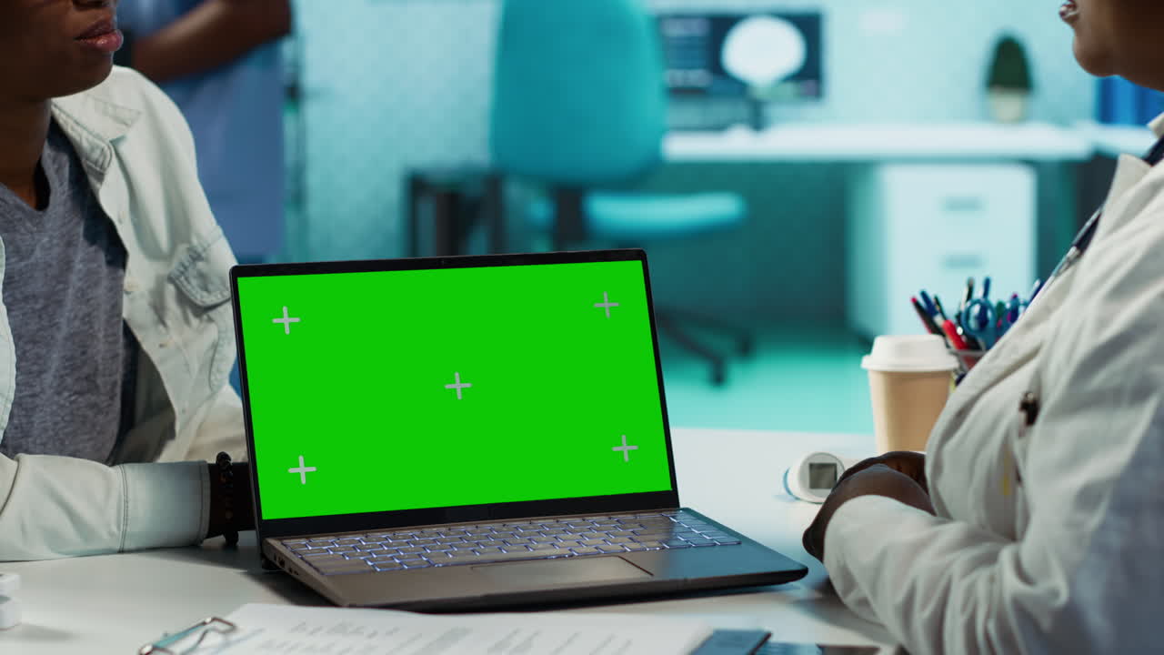 médico general que consulta a una niña negra para el tratamiento y los resultados del diagnóstico