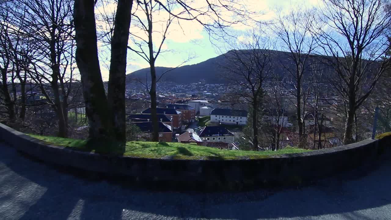 푸른 하늘과 화창한 날 노르웨이 베르겐에 있는 landåsparken