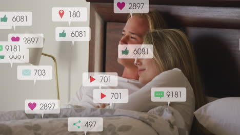 animación de notificaciones de las redes sociales sobre una pareja sonriente relajándose en la cama abrazándose