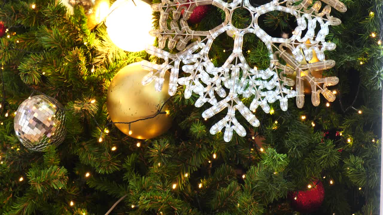 copo de nieve blanco colorido bolas brillantes bola de adorno decorado árbol de navidad. vacaciones invierno xmas feliz decoración de festival de año nuevo. bola de copo de neve en árbol de navidad. feliz navidad decorar