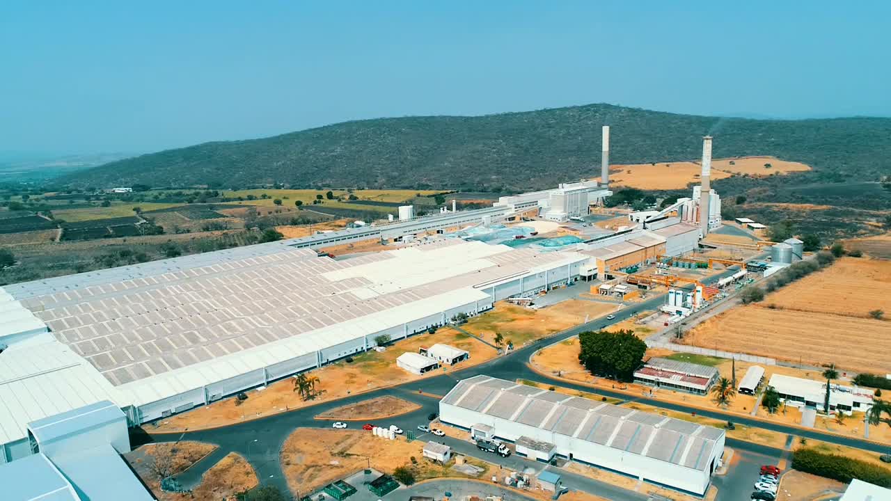 낮 동안 완전한 작업을 하는 공장