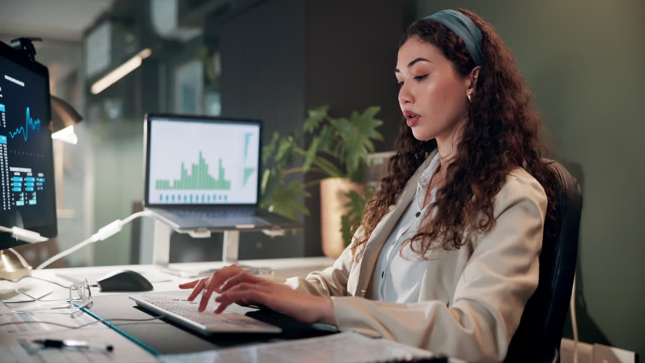 Frau arbeitet am Computer im Büro
