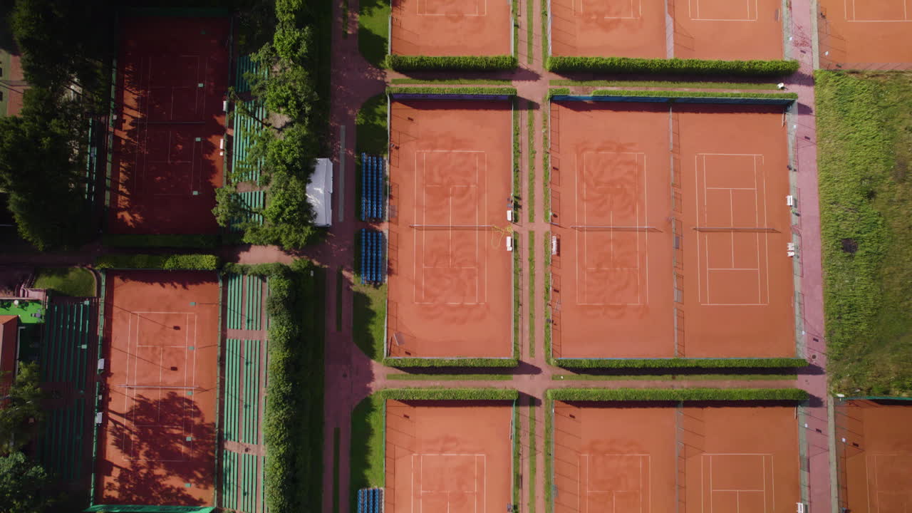 Campi da tennis arancioni visti dall'alto nell'Arka tennis club a Gdynia