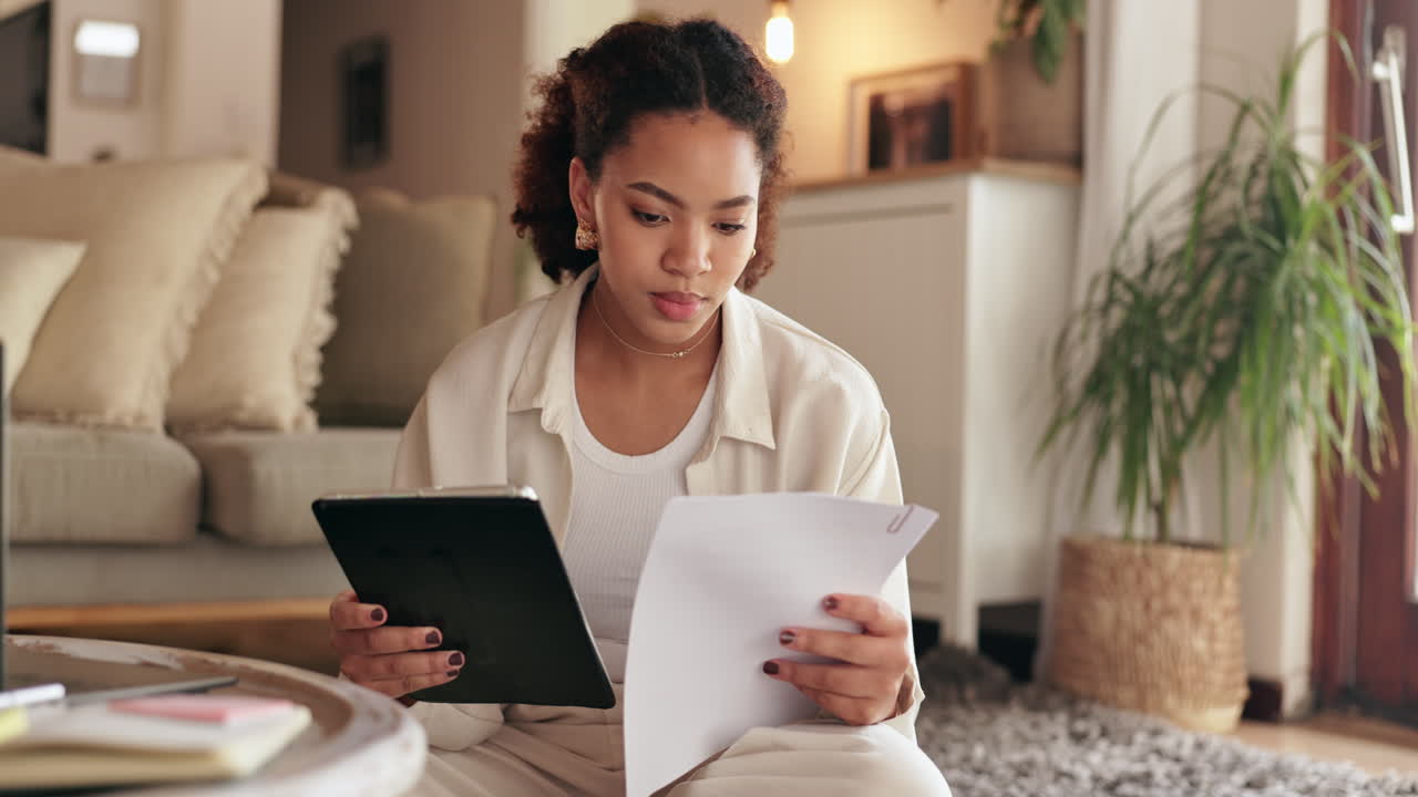 giovane donna che studia a casa