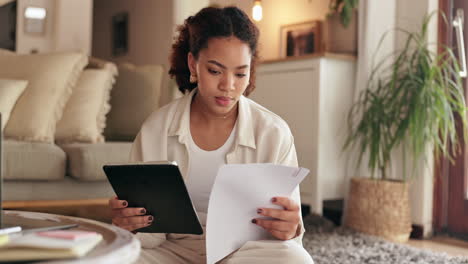 mujer joven estudiando en casa