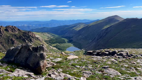 Chicago-Seen-Mount-Blauer-Himmel-Evans-Fourteener-Hochgelegener-Gipfel-Bergsteigen-Wanderung-Wanderabenteuer-Rocky-Mountains-Kontinentale-Wasserscheide-Sommer-Sonnig-Blauer-Vogel-Hochgelegener-Schwenk-Rutsche-Nach-Links