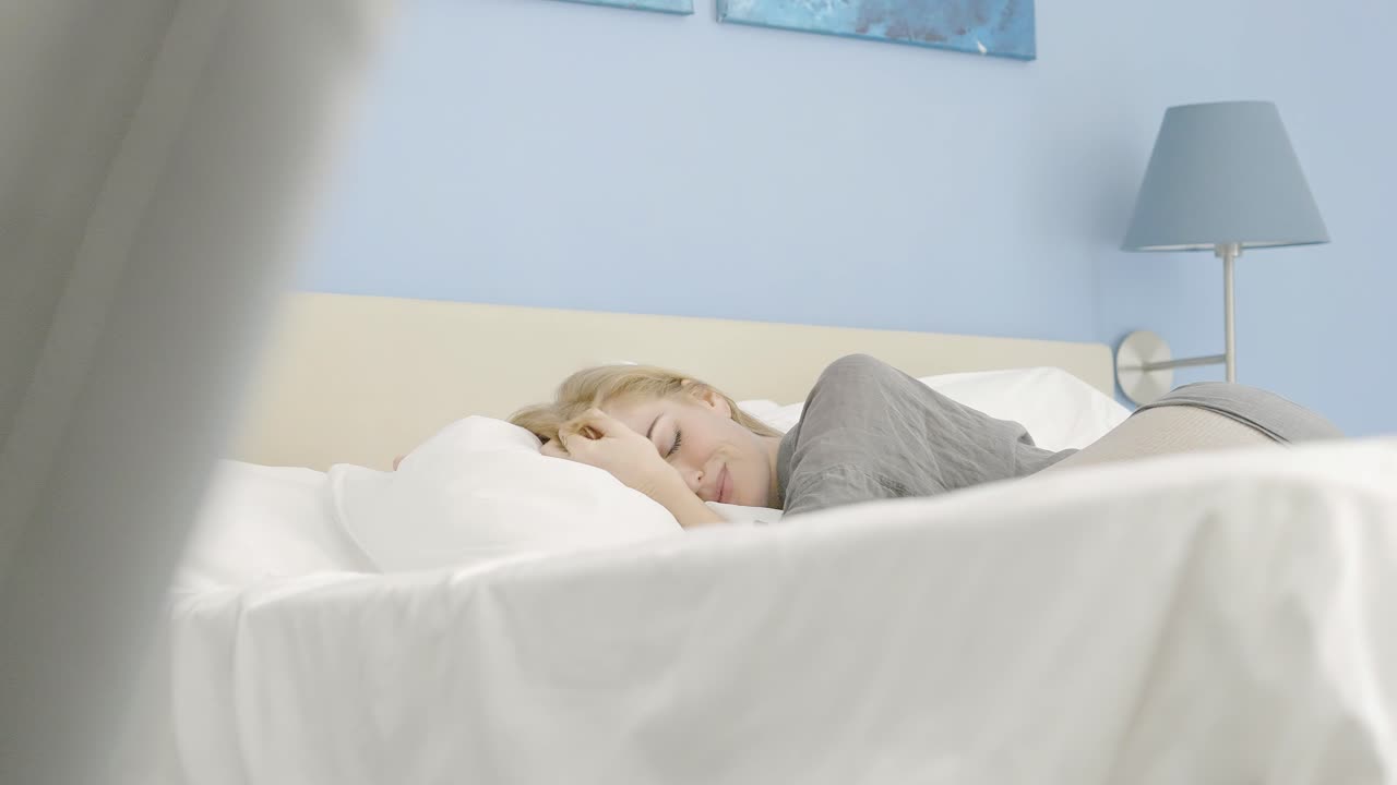 스트레스가 많은 날을 생각하며 침대에 누워 있는 여자 - 낮은 꾸준한 샷