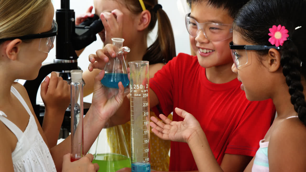 실험실에서 화학 실험을 하는 아이들