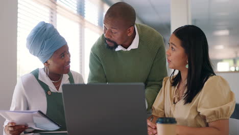 Reunión-De-Negocios,-Trabajo-En-Equipo-Portátil