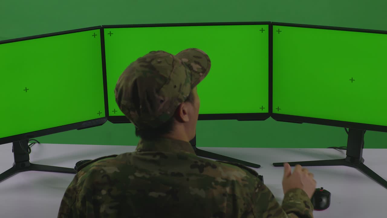 soldados revisando monitores