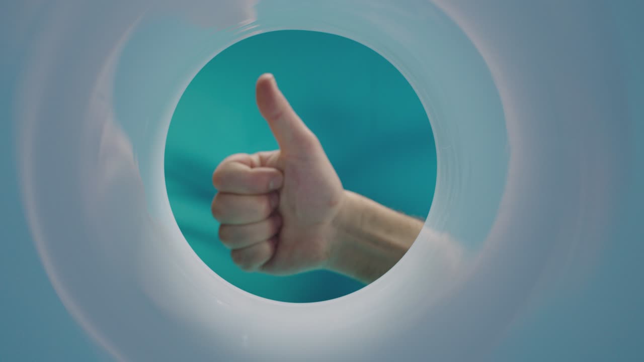 4k 사람의 손은 큰 엄지손가락을 보여 주고 파란색 바탕에 좋아하고 만족하는 표시를 보여줍니다. 손은 선의의 몸짓을 보여준다. 남자는 엄지 손가락을 높이 올려서 원 안으로 들어갑니다.