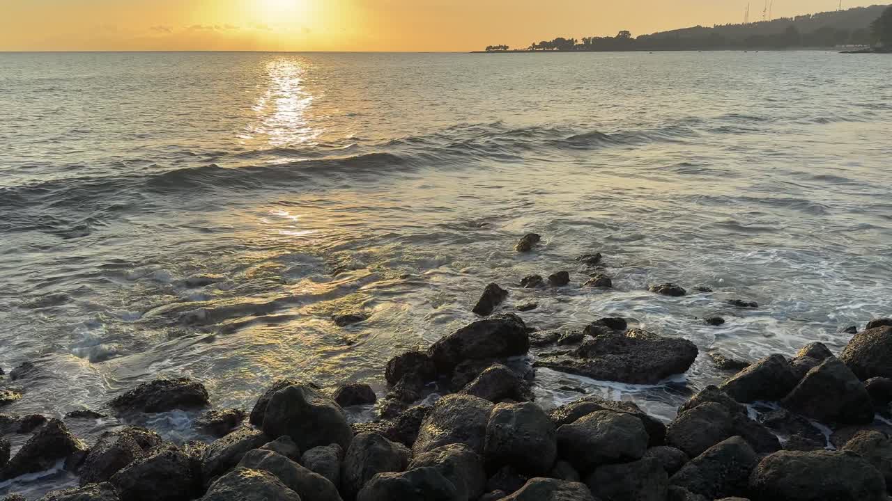 Pôr do Sol Dourado Sobre Ondas do Oceano Quebrando na Costa Rochosa