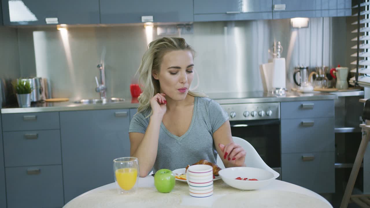 mujer bebiendo jugo de naranja para el desayuno