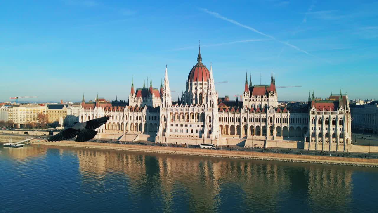 Bilde av den ungarske parlamentsbygningen langs Donau i Budapest