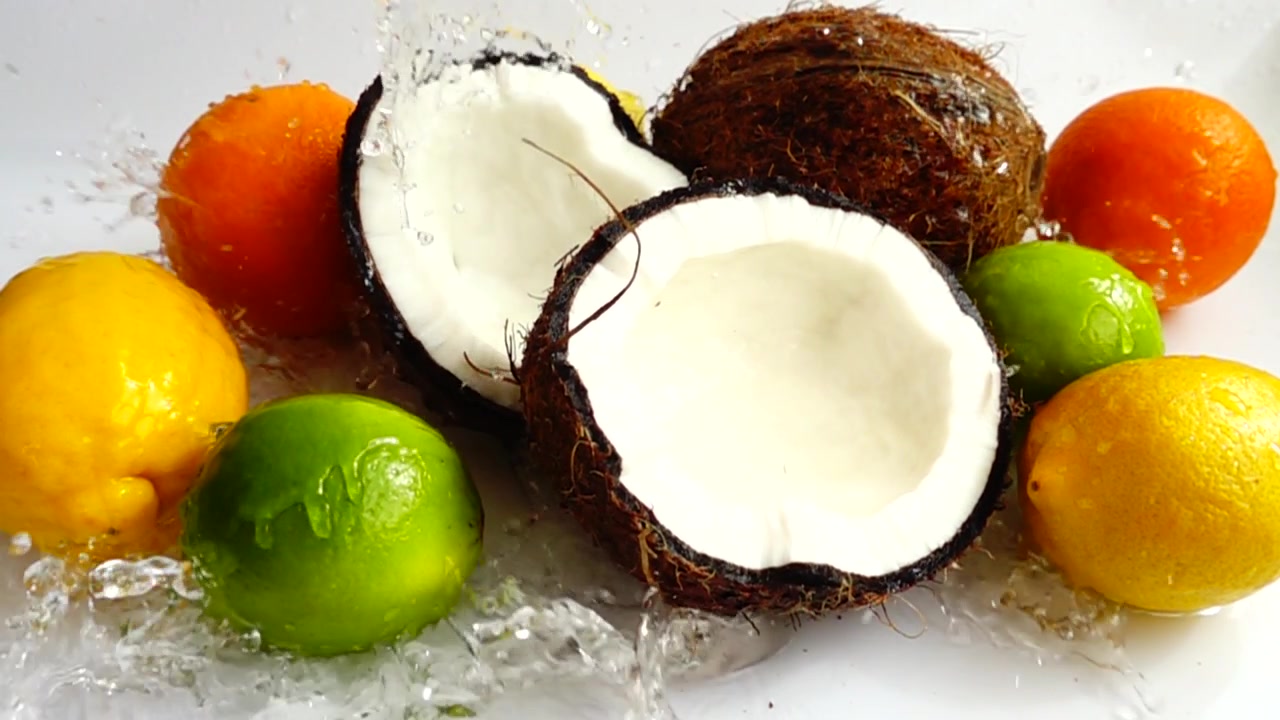 Polpa di cocco succosa tra frutti tropicali. Movimento rallentato.