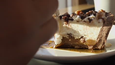 süßes banoffee-torte-dessert, schlagsahne, nüsse, genossen im café