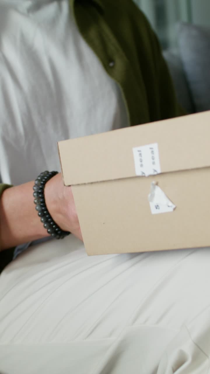 persona que abre una caja de regalos