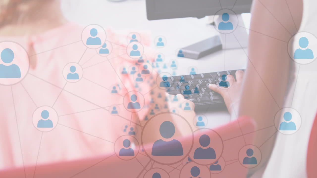 анимация сети подключенных людей икон, движущихся над детьми, использующими компьютеры