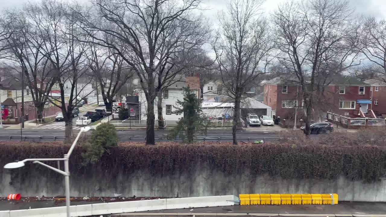 브루클린 의 집 들 과 고속도로 들 의 느린 촬영