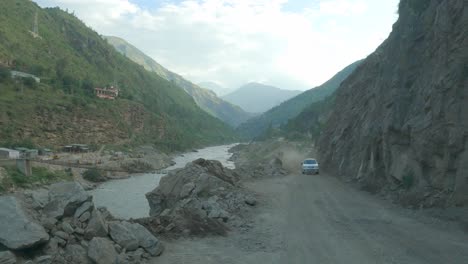 Eine-Sichtaufnahme-Eines-Fahrers,-Der-Nach-Dem-Erdrutsch-In-Der-Straße-Von-Shimla-Kinnaur-Durch-Eine-Staubige-Und-Beschädigte-Straße-Fährt