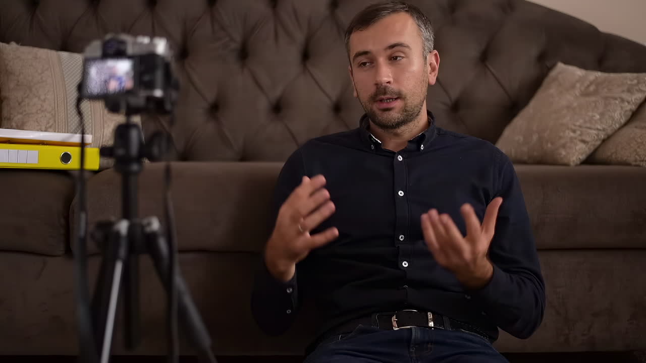 Uomo che registra video con la fotocamera in interni
