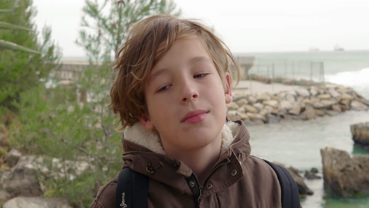 портрет мальчика-подростка на побережье