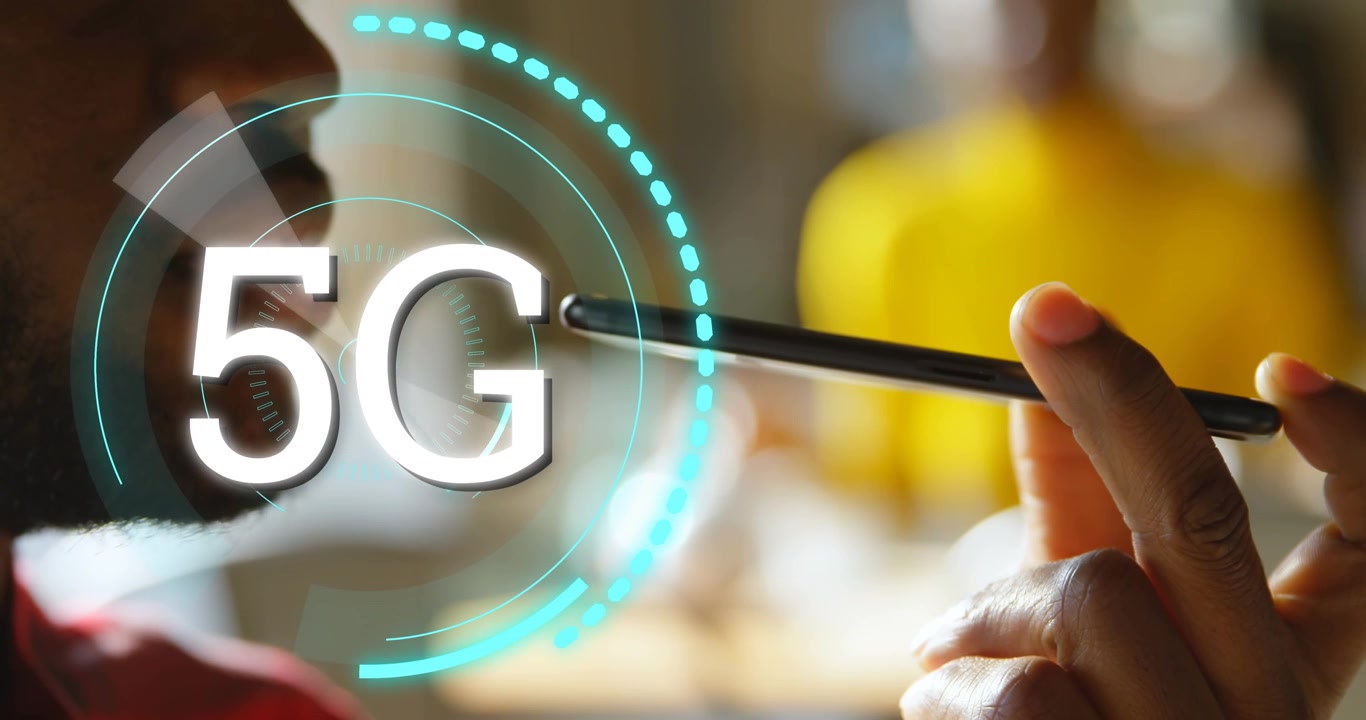 Animazione del testo "5G" su uno scanner rotondo, con un uomo afroamericano che parla al telefono.