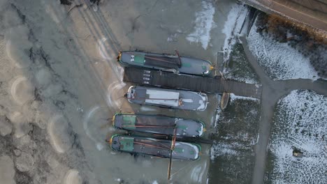 Barcos-Holandeses-Tradicionales-Atracados-En-El-Puerto-Con-Agua-Congelada-En-Invierno