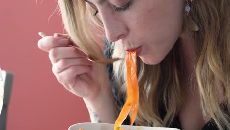 mujer caucásica comiendo deliciosa pasta ragu