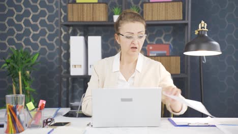 Mujer-De-Negocios-Harta-Del-Clima-Cálido-Y-Húmedo.