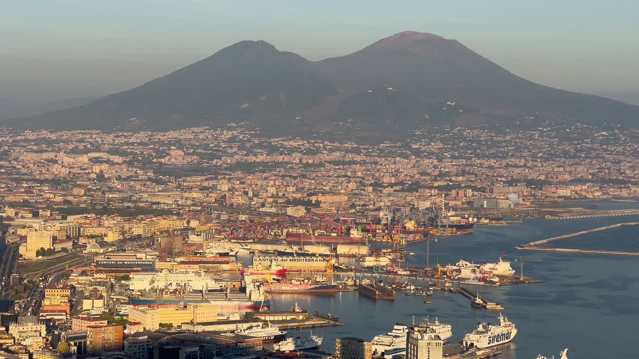 황금 시간 동안 배경에 베수비우스 산과 함께 바쁜 나폴리 항구의 파노라마 뷰